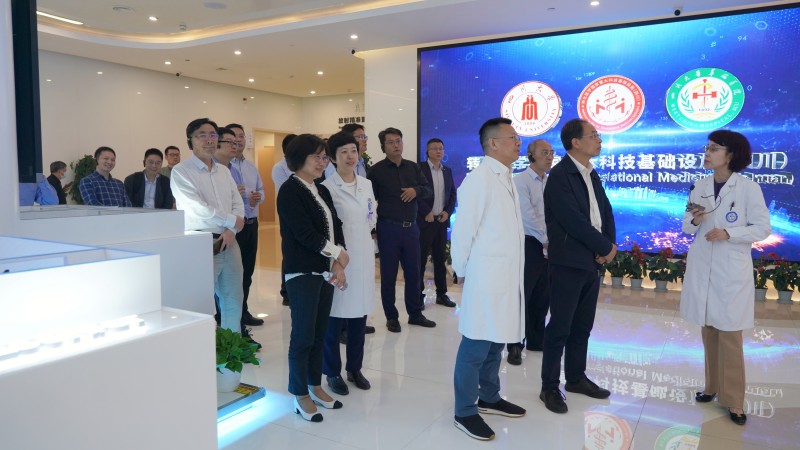 1、考察参观四川大学转化医学国家亚洲体育博彩平台
科技基础设施.jpg