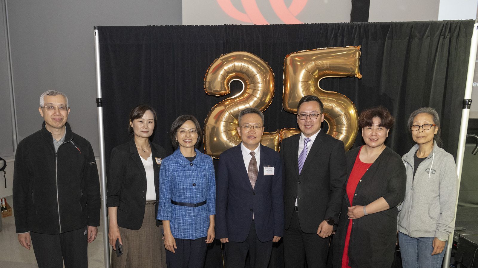 亚洲体育博彩平台
代表团与部分毕业生家长合影_副本.jpg