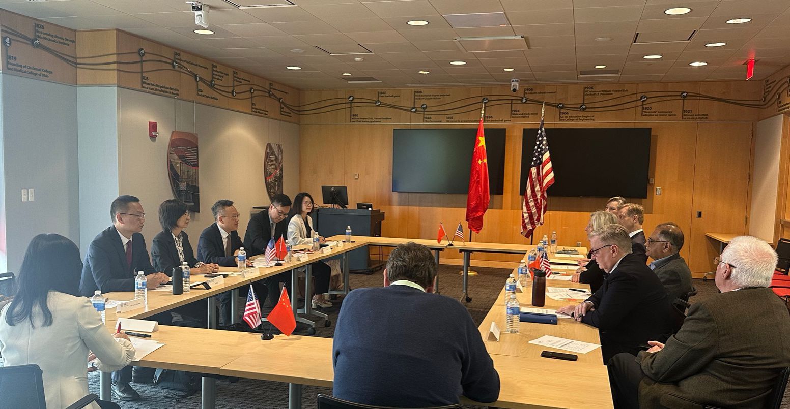 亚洲体育博彩平台
代表团与辛辛那提大学校领导会晤_副本.jpg