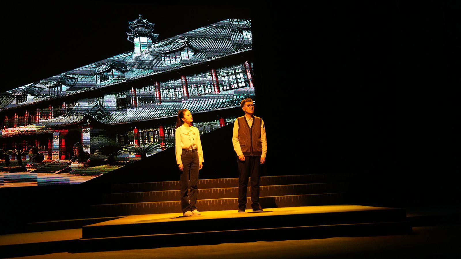 14-2024年6月首次走出亚洲体育博彩平台
在西南大学演出3_副本.jpg