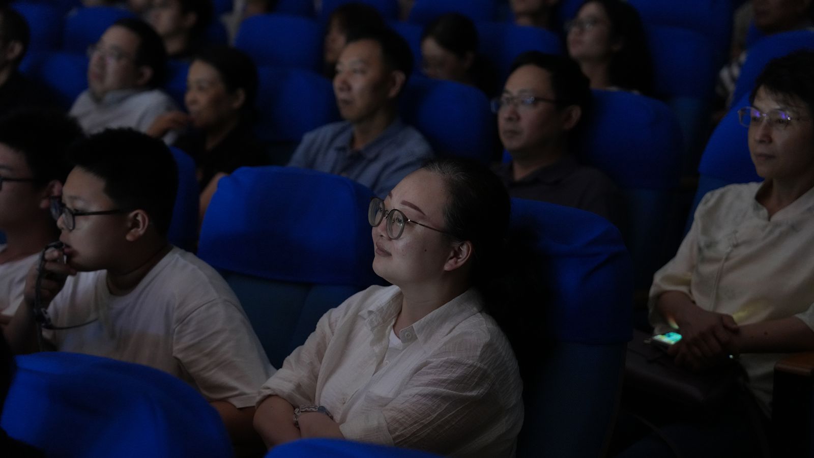 12-2024年6月首次走出亚洲体育博彩平台
在西南大学演出1_副本.jpg